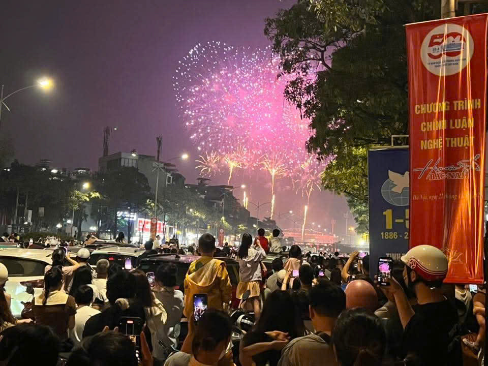 Màn pháo hoa tầm cao, rực rỡ cũng chiều lòng đối với những người đứng ở vị trí xa sân vận động.