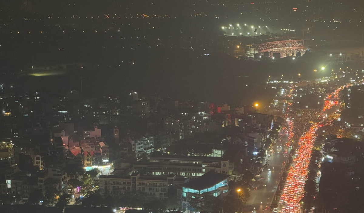 Sau màn bắn pháo hoa đẹp mắt, người dân di chuyển về nhà trong tình trạng giao thông ùn ứ kéo dài. Thậm chí, thời điểm 22h30', khu vực Mỹ Đình còn có mưa nhẹ.