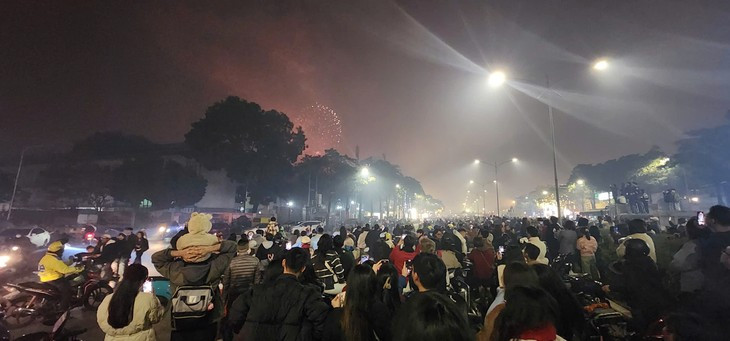 Sự kiện thu hút đông đảo người dân Thủ đô nên khiến giao thông xung quanh khu vực Mỹ Đình chật kín, ùn ứ.