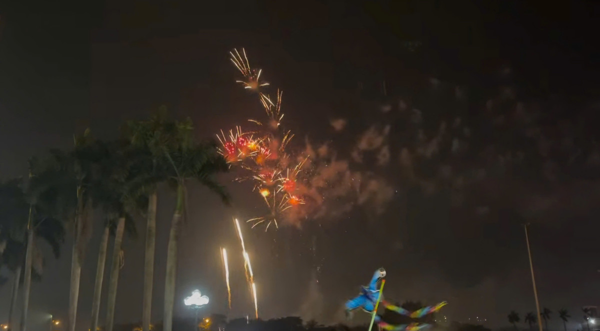 Phía bên ngoài sân vận động Mỹ Đình, người dân đứng chật kín tuyến đường Lê Quang Đạo để ngắm nhìn pháo hoa.