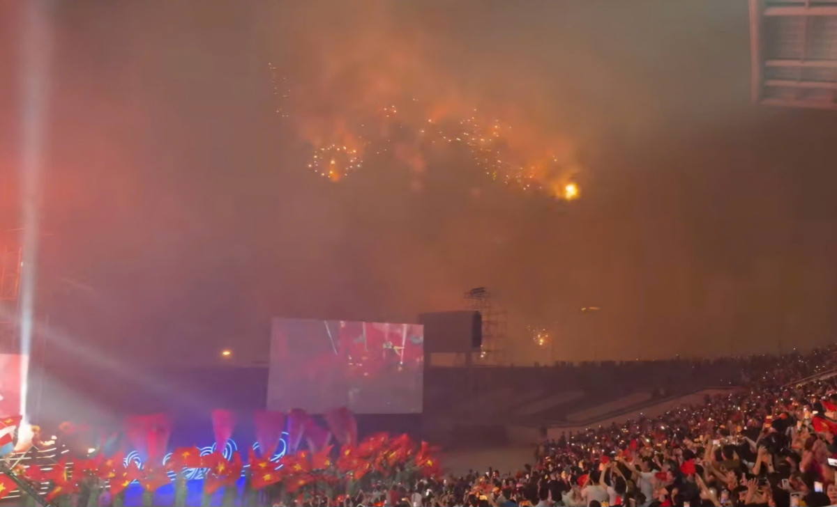 Sau khi chương trình ca nhạc nghệ thuật kết thúc với bài hát "Như có Bác trong ngày vui đại thắng”, màn pháo hoa rực rỡ và đẹp mắt kéo dài 15 phút đã được trình diễn với sự tự hào và thích thú của người dân. Qua màn trình diễn pháo hoa, ai cũng cảm nhận được lòng yêu nước và yêu chuộng hoà bình.