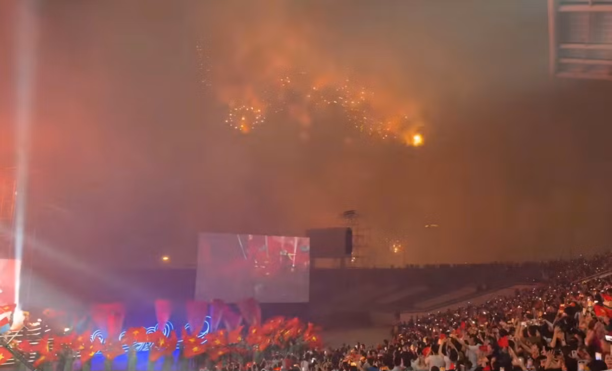 Sau khi chương trình ca nhạc nghệ thuật kết thúc với bài hát "Như có Bác trong ngày vui đại thắng”, màn pháo hoa rực rỡ và đẹp mắt kéo dài 15 phút đã được trình diễn với sự tự hào và thích thú của người dân. Qua màn trình diễn pháo hoa, ai cũng cảm nhận được lòng yêu nước và yêu chuộng hoà bình.