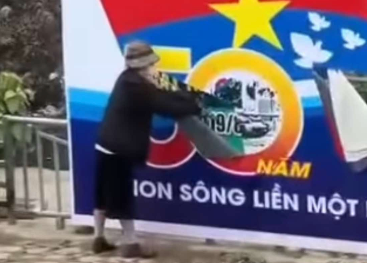 Xác định người phụ nữ rạch banner chào mừng Ngày Giải phóng miền Nam Xac dinh nguoi phu nu rach banner chao mung Ngay Giai phong mien Nam