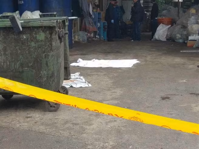 Thấy túi rác lạ lùng, tò mò, công nhân phát hiện kinh dị... - Hình 2 Thay tui rac la lung, to mo, cong nhan phat hien kinh di...-Hinh-2