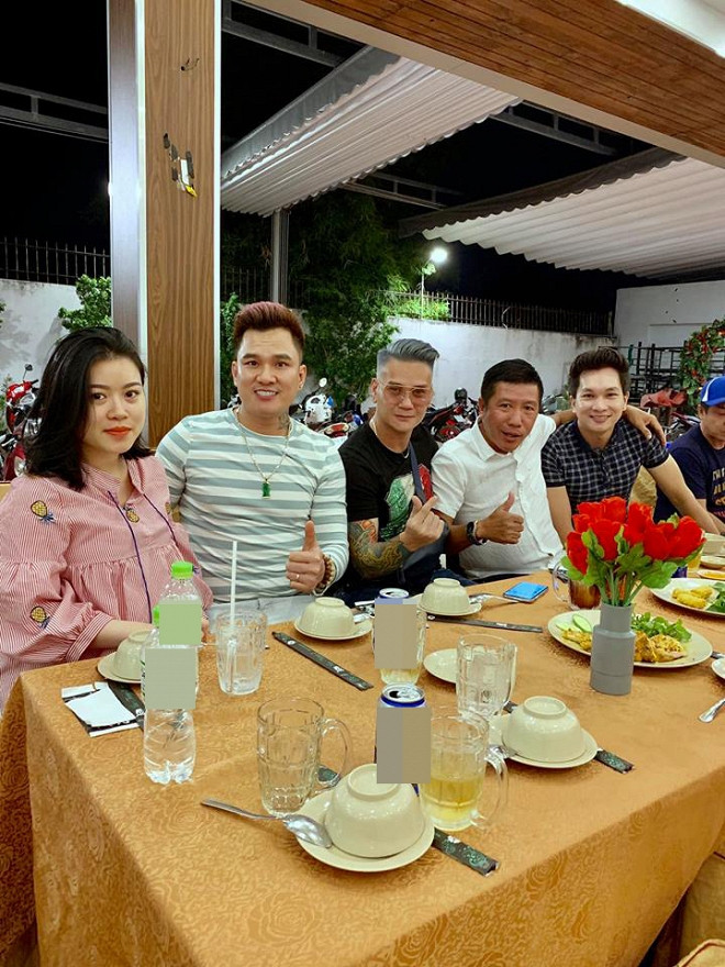 Mới đây, nam ca sỹ hội chợ đắt show có biệt danh "ông hoàng miền Tây" Lâm Chấn Huy đã chia sẻ loạt ảnh cùng vợ - Thu Hương đi dự tiệc cùng bạn bè.