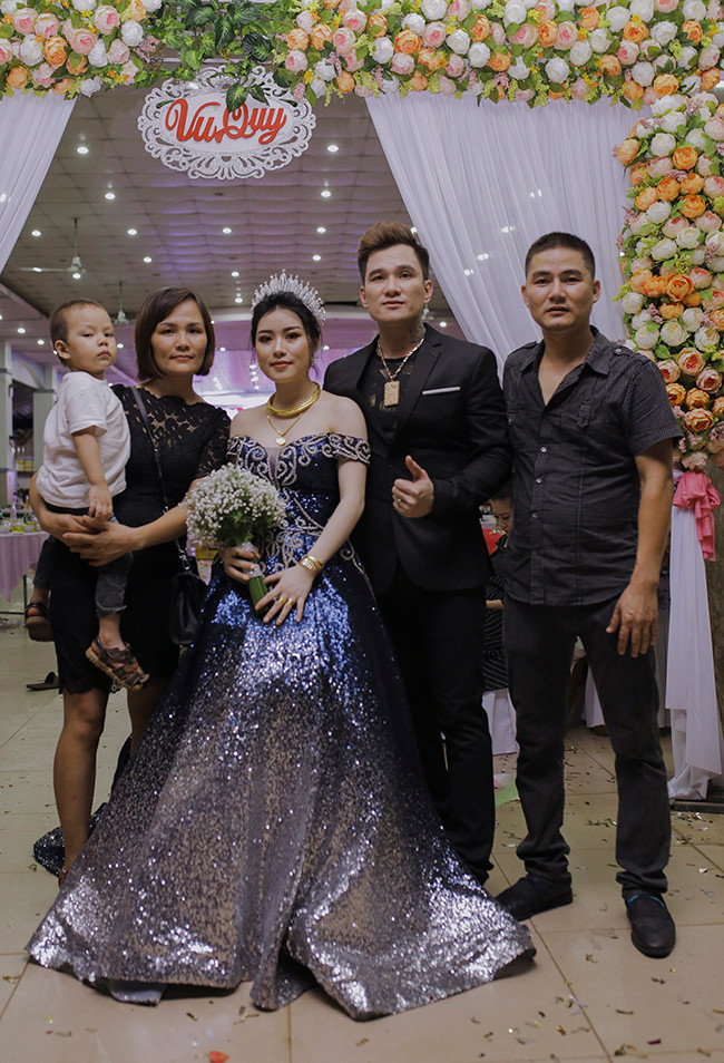 Lâm Chấn Huy từng chia sẻ với chúng tôi, bà xã của anh tên là Thu Hương, sinh năm 1993, hiện làm nghề kinh doanh tự do. Hai người bén duyên sau một lần Lâm Chấn Huy đi biểu diễn tại Bình Phước và Thu Hương là fan của nam ca sỹ 38 tuổi.