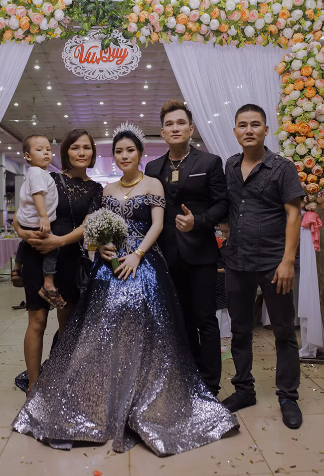 Lâm Chấn Huy từng chia sẻ với chúng tôi, bà xã của anh tên là Thu Hương, sinh năm 1993, hiện làm nghề kinh doanh tự do. Hai người bén duyên sau một lần Lâm Chấn Huy đi biểu diễn tại Bình Phước và Thu Hương là fan của nam ca sỹ 38 tuổi.