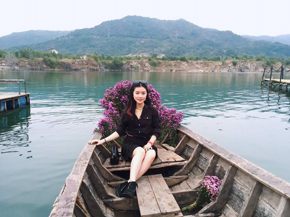 Lâm Chấn Huy tên thật Hoàng Văn Hiệp, sinh năm 1981 tại Hà Tĩnh. Năm 2001, anh là sinh viên Đại học Kiến trúc TP.HCM. Trong thời gian ngồi trên ghế nhà trường, Lâm Chấn Huy từng làm rất nhiều công việc và biểu diễn ở nhiều sân khấu để trang trải cuộc sống. Năm 2003, Lâm Chấn Huy chính thức gia nhập showbiz và thành công sau các ca khúc như "Không gì có thể thay thế em", "Nụ hôn và nước mắt"….