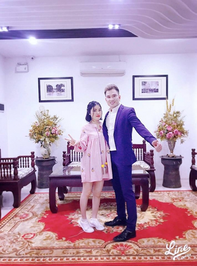 Trước đó 4 tháng, vào ngày 30.9.2018, ca sỹ Lâm Chấn Huy khiến nhiều khán giả bất ngờ khi bí mật tổ chức đám cưới với bạn gái kém 12 tuổi tại Bình Phước – quê nhà của cô dâu. Dù cưới vợ là sự kiện trọng đại nhưng trước đó, Lâm Chấn Huy chưa từng chia sẻ chuyện hẹn hò.