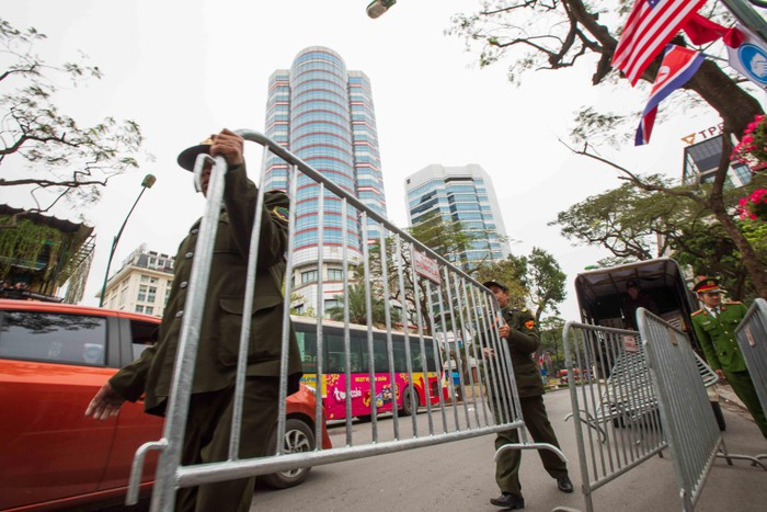 Đường phố Hà Nội trong những ngày qua đã được trang hoàng để phục vụ cho hội nghị thượng đỉnh.