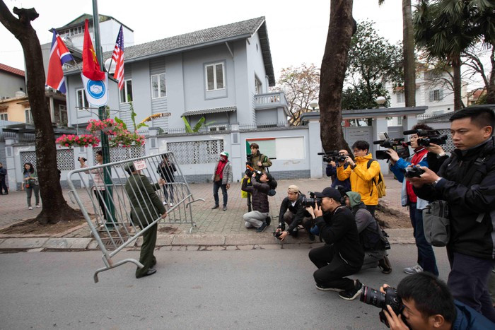 Một số khách sạn khác cũng có phóng viên túc trực nhưng Melia là nơi đầu tiên có hàng rào dựng lên. “Tôi không biết ai sẽ đến đây. Tôi phải trực ở ngoài tới tận 15 tiếng đồng hồ, ở cả nơi khác lẫn Melia … Tôi không biết họ sẽ đến giờ nào, nên khó đi ăn trưa hay đi toilet”, Kim Hee Gun, phóng viên của đài MBC (Hàn Quốc) nói với Zing.vn.