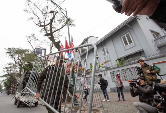 Chính vì vậy, nơi này rất đông phóng viên tụ tập. Đoàn xe chở các nhân viên Triều Tiên về đây đã bị bủa vây trong sáng 24/2.