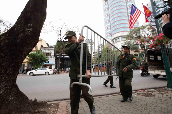 Một cảnh sát cho biết hàng rào sắt sẽ được dựng trên toàn bộ đoạn phố trước khách sạn Melia, từ phố 19 tháng 2 cho đến Quang Trung. Việc thắt chặt an ninh này được thực hiện chưa đầy 2 giờ sau khi đoàn xe chở đặc vụ và báo chí Triều Tiên đến khách sạn này. Trước đó, đoàn đã hạnh cánh xuống sân bay Nội Bài trên một chuyến bay của hãng Air Koryo.