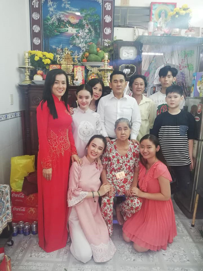 Angela Phương Trinh cùng em gái và mẹ về quê nội đón Tết. “Tết đoàn viên của gia đình chúng ta”, cô chia sẻ. “Bà mẹ nhí” mặc áo dài khi về quê nội. Cô rửa bát, nấu ăn và quét dọn phụ gia đình. Thời gian qua, Angela Phương Trinh rất quan tâm đến Phật pháp. Cô tham gia các khóa thiền ở chùa và ăn chay.