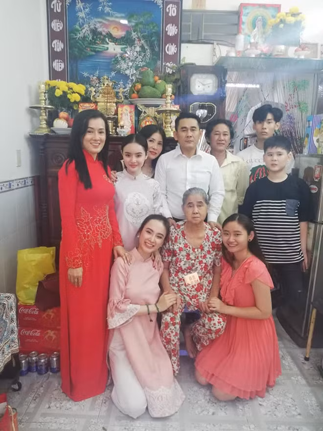 Angela Phương Trinh cùng em gái và mẹ về quê nội đón Tết. “Tết đoàn viên của gia đình chúng ta”, cô chia sẻ. “Bà mẹ nhí” mặc áo dài khi về quê nội. Cô rửa bát, nấu ăn và quét dọn phụ gia đình. Thời gian qua, Angela Phương Trinh rất quan tâm đến Phật pháp. Cô tham gia các khóa thiền ở chùa và ăn chay.