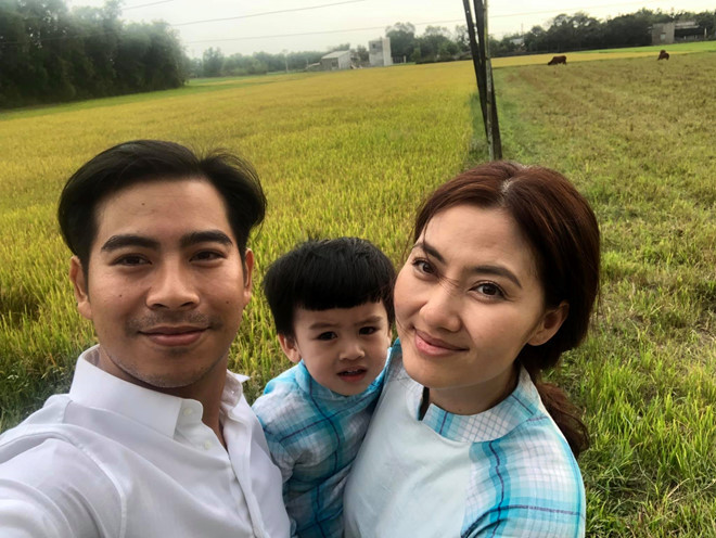 Sau khi đón Tết ở TP.HCM, vợ chồng diễn viên Ngọc Lan - Thanh Bình đưa con trai về quê ngoại tại Long An. Bé Louis được tập cho bò ăn và theo mẹ đi khắp các cánh đồng lúa.