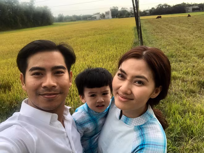 Sau khi đón Tết ở TP.HCM, vợ chồng diễn viên Ngọc Lan - Thanh Bình đưa con trai về quê ngoại tại Long An. Bé Louis được tập cho bò ăn và theo mẹ đi khắp các cánh đồng lúa.