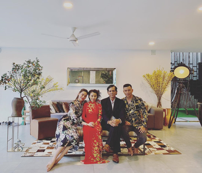 Tết cũng là dịp sum vầy của gia đình nữ ca sĩ Hồ Ngọc Hà. Đây là khoảnh khắc bên cha mẹ của nữ hoàng giải trí. Tấm ảnh nhận được hơn 46.200 lượt thích trên Instagram của cô.