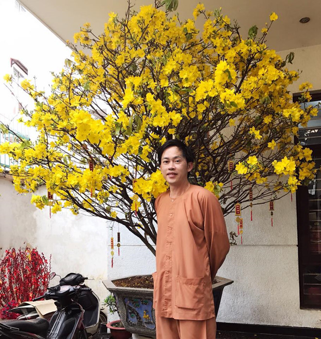 Trong dịp đầu xuân, nghệ sĩ Hoài Linh làm thơ gửi tặng khán giả: “Em đây chẳng giỏi viết văn chương/Thi phú văn thơ cũng dạng thường/Tết đến xuân sang đôi dòng chữ/Gửi đến khán giả khắp bốn phương/Mừng xuân Kỷ Hợi chúc an khang/Chúc ấm chúc no phúc, thọ, toàn/Phong điều, vũ thuận, bình an đến/Chúc luôn khỏe mạnh chúc giàu sang”.