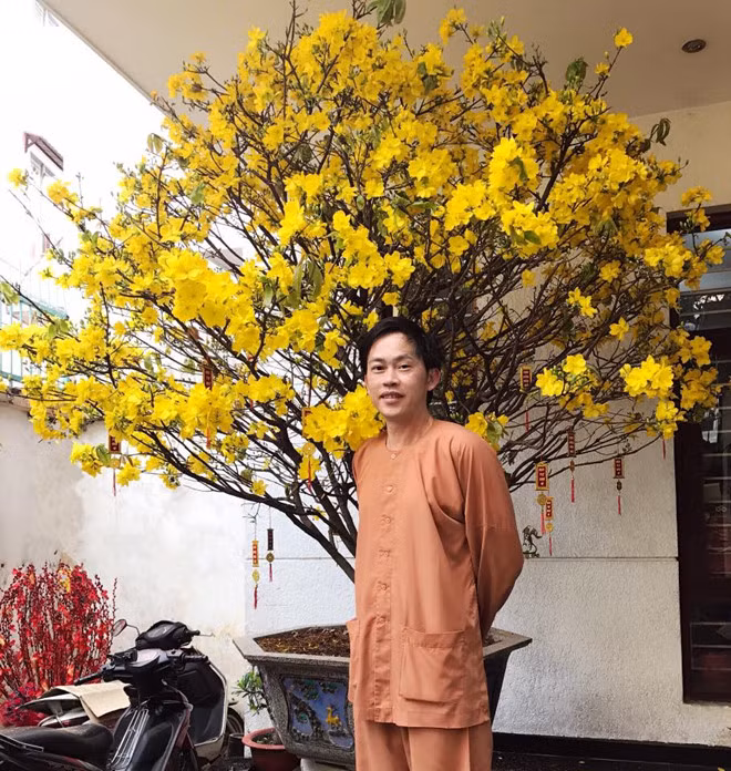 Trong dịp đầu xuân, nghệ sĩ Hoài Linh làm thơ gửi tặng khán giả: “Em đây chẳng giỏi viết văn chương/Thi phú văn thơ cũng dạng thường/Tết đến xuân sang đôi dòng chữ/Gửi đến khán giả khắp bốn phương/Mừng xuân Kỷ Hợi chúc an khang/Chúc ấm chúc no phúc, thọ, toàn/Phong điều, vũ thuận, bình an đến/Chúc luôn khỏe mạnh chúc giàu sang”.