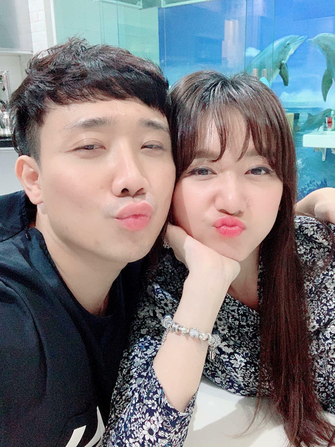 Trấn Thành và Hari Won tình cảm trong ngày mùng 1 Tết. Hai vợ chồng cùng đi ăn với gia đình để mừng xuân. Năm nay ngày sinh nhật của Trấn Thành trùng với ngày đầu năm mới Tết Kỷ Hợi (5/2). Chia sẻ trên trang cá nhân, Hari Won hé lộ Trấn Thành là người chủ động tỏ tình và nhiều lần bị cô từ chối trong giai đoạn đầu tìm hiểu. “Cảm ơn anh đã đến với em. Chúc mừng sinh nhật chồng yêu”, Hari Won nhắn gửi đến ông xã.