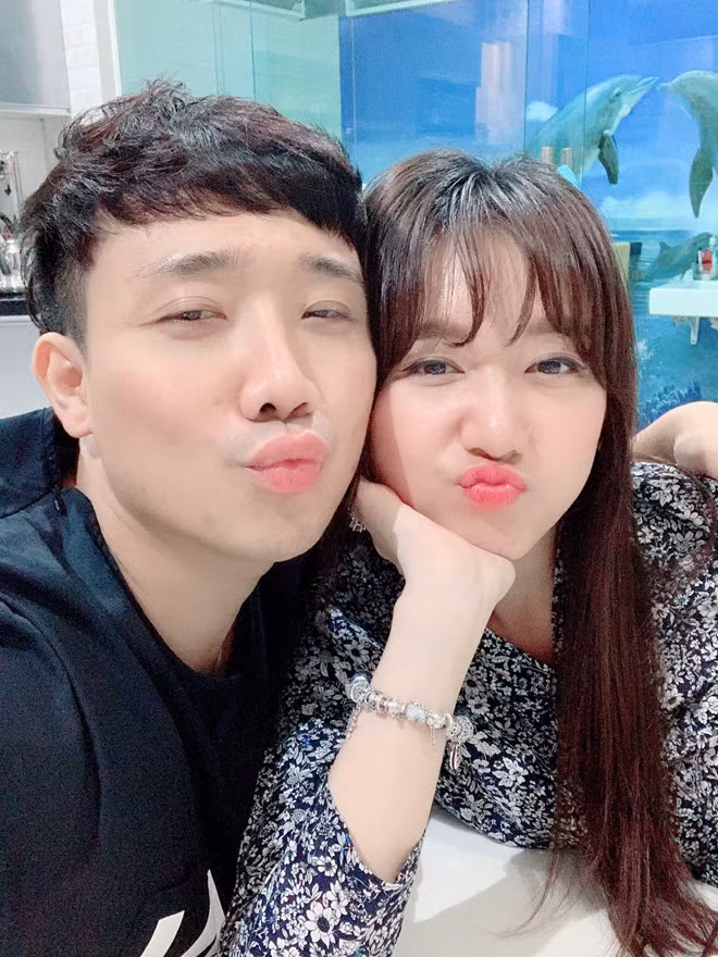 Trấn Thành và Hari Won tình cảm trong ngày mùng 1 Tết. Hai vợ chồng cùng đi ăn với gia đình để mừng xuân. Năm nay ngày sinh nhật của Trấn Thành trùng với ngày đầu năm mới Tết Kỷ Hợi (5/2). Chia sẻ trên trang cá nhân, Hari Won hé lộ Trấn Thành là người chủ động tỏ tình và nhiều lần bị cô từ chối trong giai đoạn đầu tìm hiểu. “Cảm ơn anh đã đến với em. Chúc mừng sinh nhật chồng yêu”, Hari Won nhắn gửi đến ông xã.