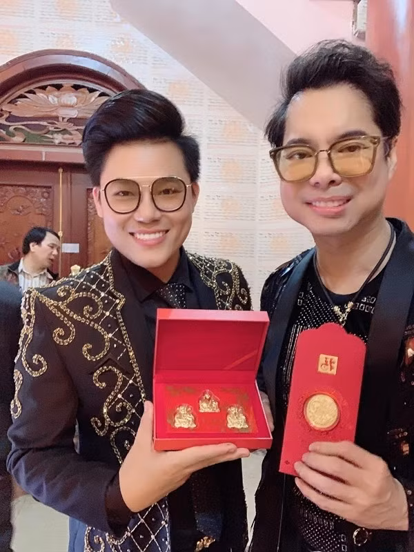 Danh ca Ngoc Son gay soc khi bo 100 trieu mua vang lam qua tang-Hinh-2