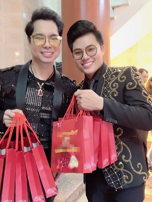 Danh ca Ngoc Son gay soc khi bo 100 trieu mua vang lam qua tang