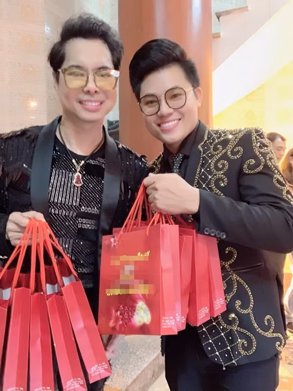 Danh ca Ngoc Son gay soc khi bo 100 trieu mua vang lam qua tang