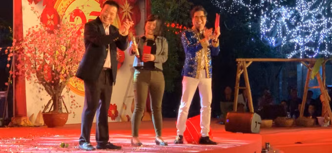 Danh ca Ngoc Son gay soc khi bo 100 trieu mua vang lam qua tang-Hinh-6