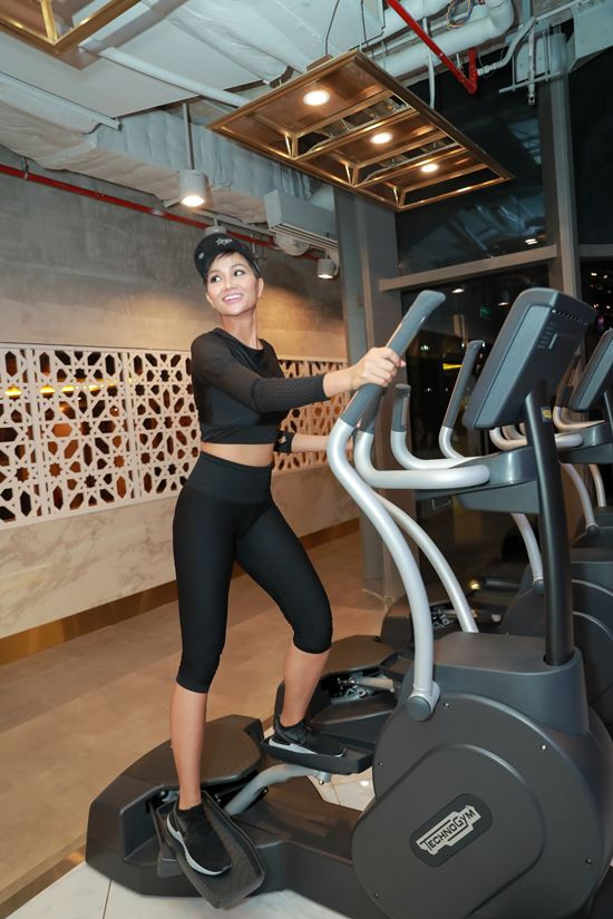 Mỗi buổi tập thường kết hợp rất nhiều động tác khác nhau, tác động lên toàn bộ cơ thể, đánh bay lượng calo thừa và tạo cơ săn chắc là điều mà người đẹp ưu tiên đầu tiên. Với bài tập đạp xe, lực tác động lên chân giúp thon gọn và nuột nà hơn.