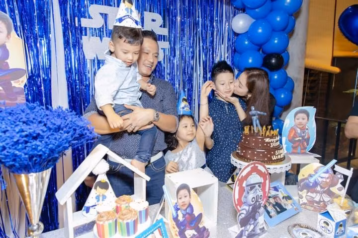 Bat ngo cach doi xu cua chong Jennifer Pham voi con rieng cua vo