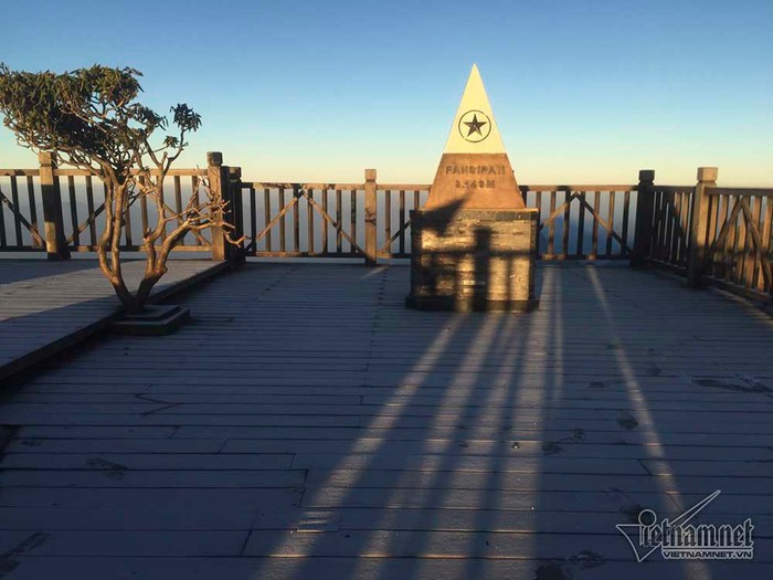 Ky thu mung 2 Tet: Fansipan bang gia trong khi ca mien Bac nang chang chang-Hinh-4