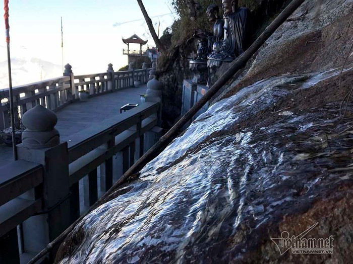 Ky thu mung 2 Tet: Fansipan bang gia trong khi ca mien Bac nang chang chang-Hinh-6