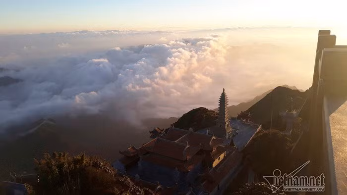 Ky thu mung 2 Tet: Fansipan bang gia trong khi ca mien Bac nang chang chang-Hinh-11