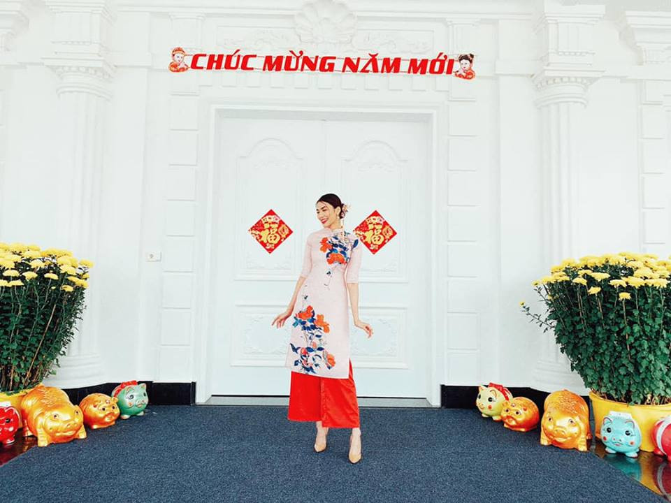 Nàng dâu hào môn còn "check-in" tại cửa biệt thự với sắc trắng sang trọng. Xung quanh lối đi là rất nhiều chú lợn xinh xắn - biểu tượng của năm mới Kỷ Hợi.