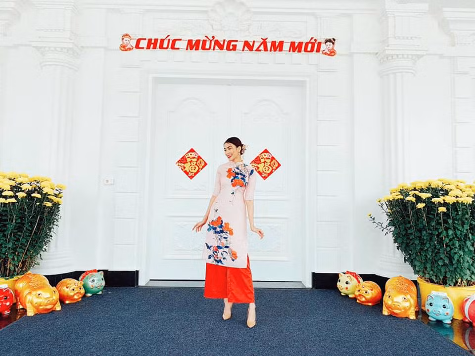 Nàng dâu hào môn còn "check-in" tại cửa biệt thự với sắc trắng sang trọng. Xung quanh lối đi là rất nhiều chú lợn xinh xắn - biểu tượng của năm mới Kỷ Hợi.