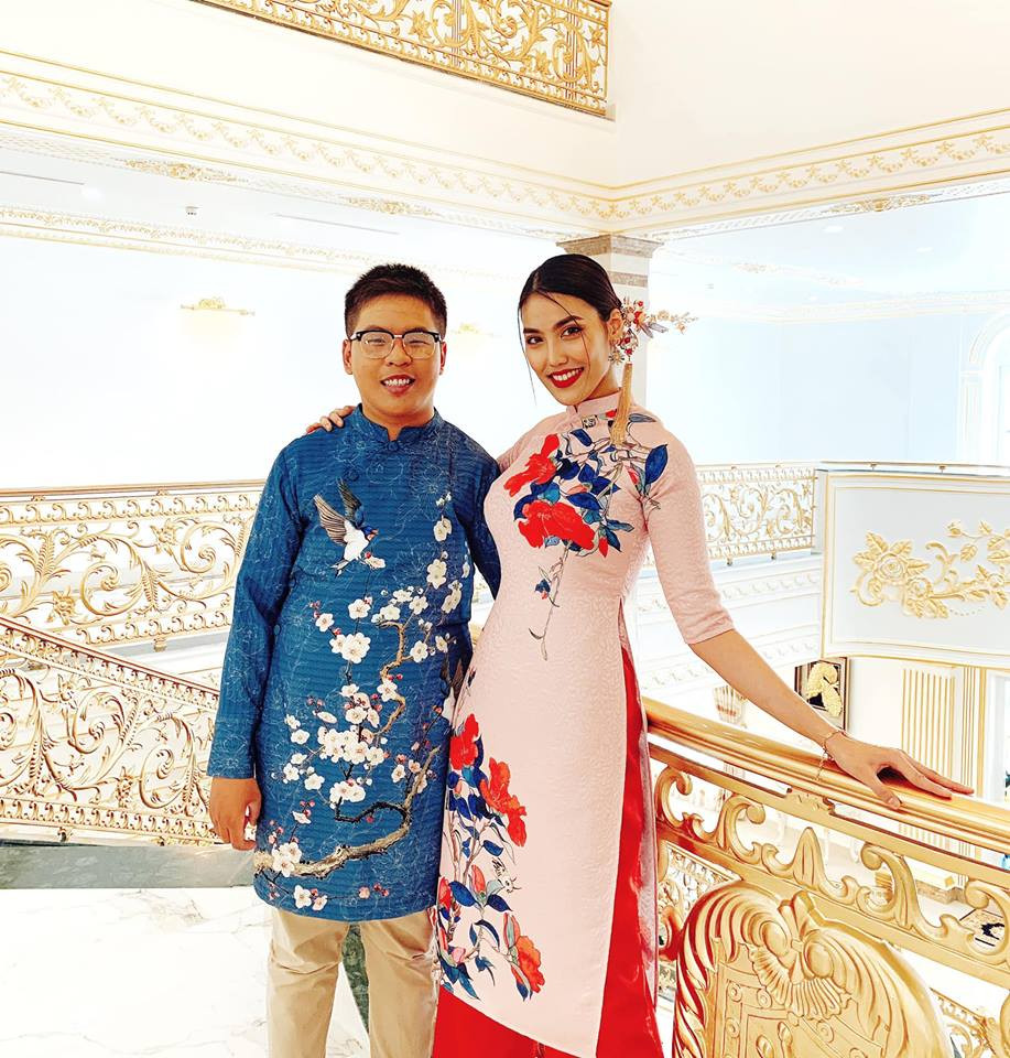 Hình ảnh khác chụp cùng người thân được Lan Khuê chia sẻ vô tình hé lộ không gian sống xa hoa của gia đình nhà chồng. Biệt thự được thiết kế với sắc trắng - vàng chủ đạo, dát vàng tinh tế ở hành lang, cầu thang, trần nhà... Thoạt nhìn tư dinh Lan Khuê đang sinh sống nguy nga không khác gì cung điện.