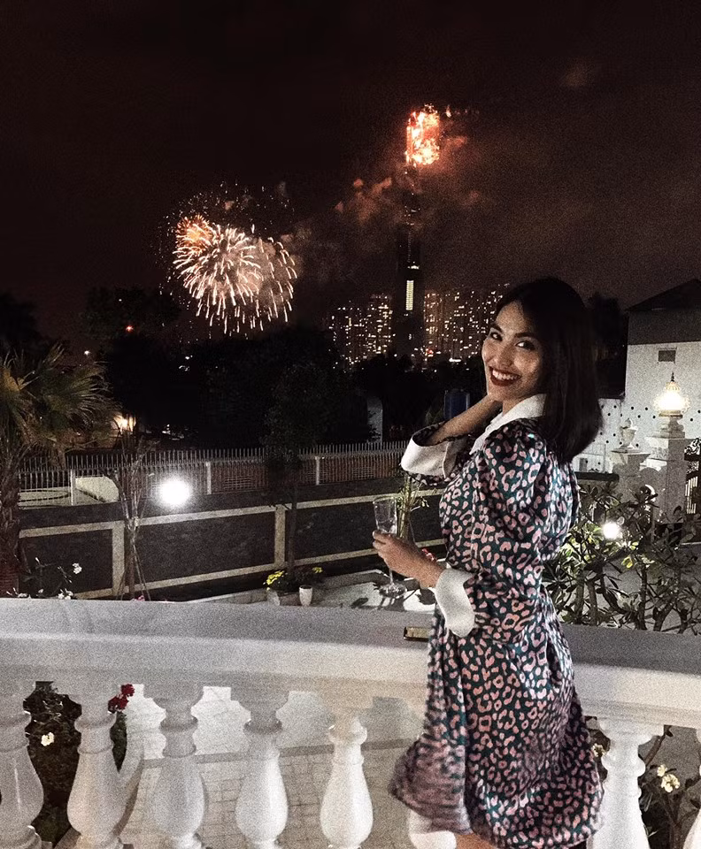 Trước đó, Lan Khuê khoe ảnh ngắm pháo hoa trong thời khắc giao thừa trên sân thượng biệt thự.