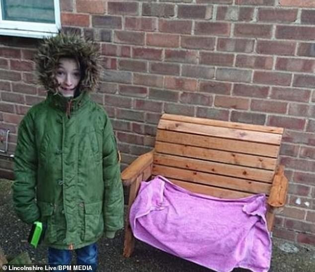 Cau be 8 tuoi ga-lang mua hoa hong tang tat ca ban gai trong truong hoc-Hinh-2