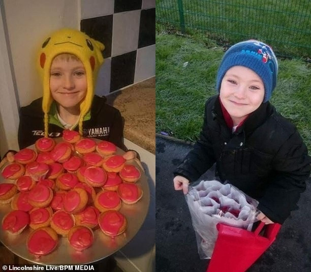 Cau be 8 tuoi ga-lang mua hoa hong tang tat ca ban gai trong truong hoc