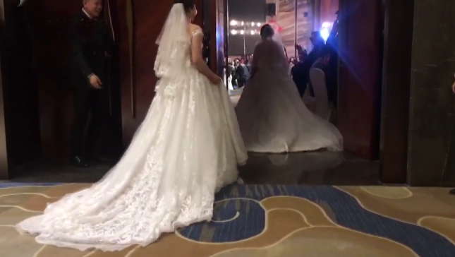 Cuoi con gai, me cung mac vay co dau va ly do rung rung...