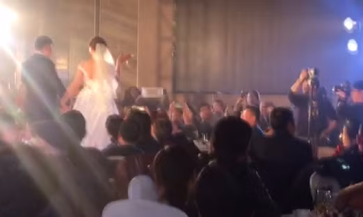 Cưới con gái, mẹ cùng mặc váy cô dâu và lý do rưng rưng... - Hình 3 Cuoi con gai, me cung mac vay co dau va ly do rung rung...-Hinh-3