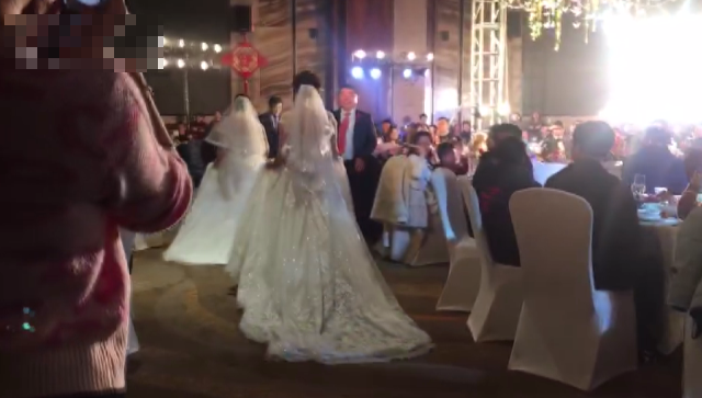 Cuoi con gai, me cung mac vay co dau va ly do rung rung...-Hinh-2