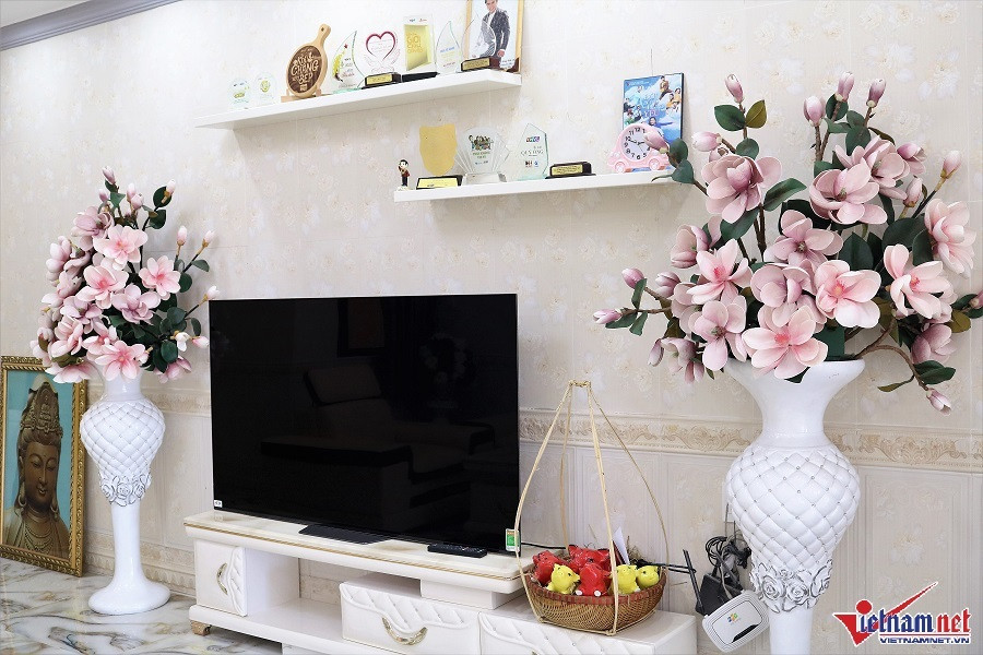 Kệ tivi với hai chậu hoa giả lớn hai bên được tự tay vợ nam diễn viên kết và bày trí ở giữa phòng khách. Bảo Lâm chia sẻ từ lúc dọn vào ở đến nay vẫn chưa mời bất cứ bạn bè nào đến chơi. Cách đây 1 tuần, Trường Giang là vị khách đầu tiên ghé thăm và dùng bữa cùng vợ chồng anh.