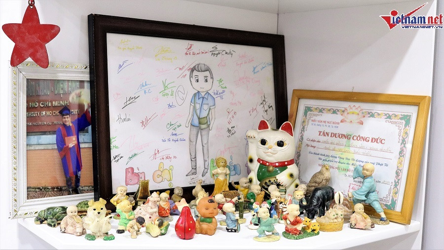 Những món đồ gắn liền với tuổi thơ nghèo khó dù không có nhiều giá trị vật chất vẫn được chủ nhân ngôi nhà trân trọng lưu giữ. Nam diễn viên chia sẻ anh sưu tầm nhiều tượng chú tiểu một phần vì sở thích, lý do còn lại để nhắc nhở bản thân phải luôn ý thức sống an lạc, thiện lành.