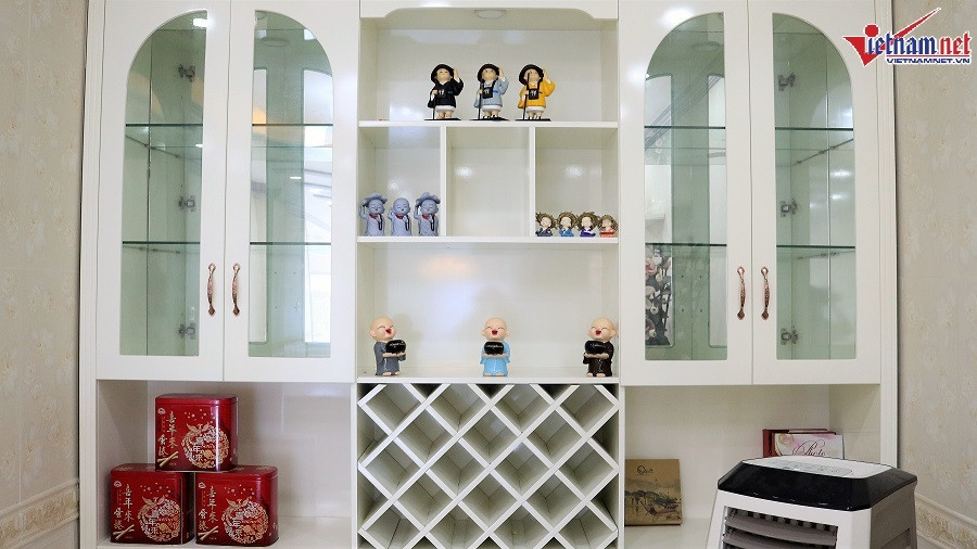 Do bận rộn với lịch diễn nên hầu nhưng mọi thứ trong nhà đều do vợ Bảo Lâm một tay lo liệu. “Từ xin giấy tờ, liên hệ nhà thầu, giá cả vật liệu... đến khi hoàn thiện và bày trí nội thất đều do một tay cô ấy. Hai vợ chồng ban đầu chỉ cầm tổng cộng 500 triệu đã quyết định xây nhà. Xây tới đâu, chúng tôi cày và đắp tiền tới đó. Đến giờ thì mọi thứ cũng hoàn thiện được 80%, tôi đã có thể yên tâm phần nào”, anh hồ hởi khoe.