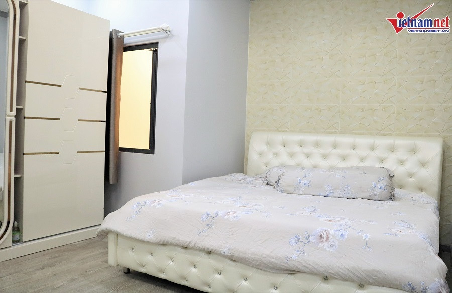 Không gian phòng ngủ của nam diễn viên có phần khá đơn giản với chiếc giường đôi cùng tủ đựng đồ cá nhân. Anh vẫn đang tích cóp tiền để căn nhà được hoàn thiện trong thời gian sớm nhất.