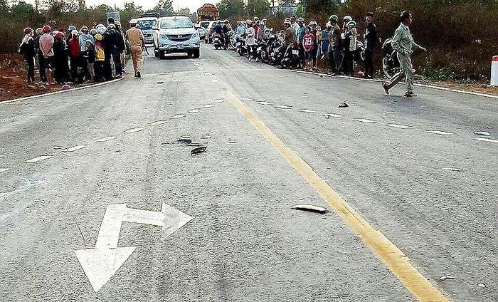 Va cham voi o to, 3 nguoi trong gia dinh tu vong tai cho