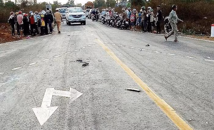 Va cham voi o to, 3 nguoi trong gia dinh tu vong tai cho